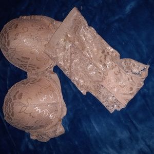 Plus size bra and panty set. Can convert to strapless.